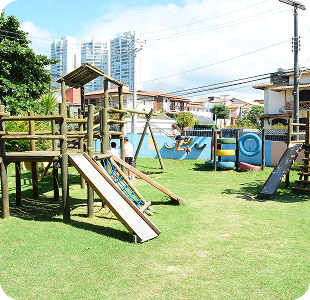 Playground externo de madeira com escorregador