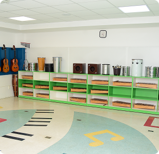 Sala com prateleiras verdes organizadas e piso colorido tipo teclado musical