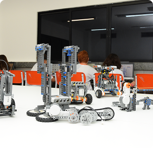 Sala com kits de robótica sobre bancada